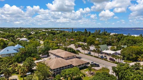 Gorgeous Residence on Highly Desirable Buttonwood Lane Steps to Beaches and Shopping - image 2