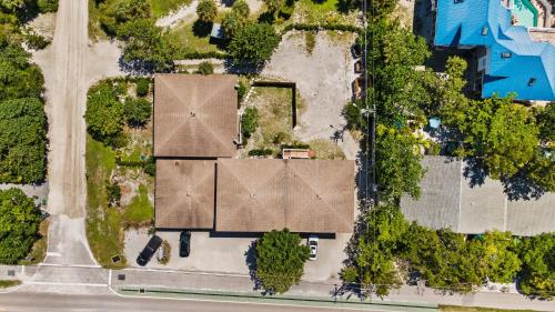 Gorgeous Residence on Highly Desirable Buttonwood Lane Steps to Beaches and Shopping - image 3