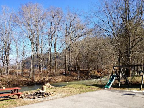 Creek Front Cottage in Pigeon Forge! cottage
