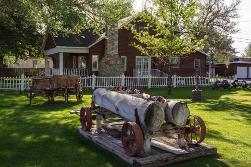 Silver Maple Inn and The Cain House Country Suites