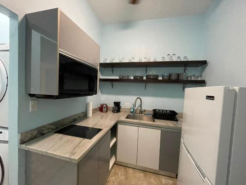 Near Beach Restaurants and Bars- sleeps up to 10 - image 3