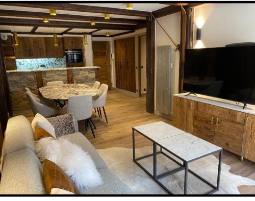 Guestroom, Luxury suite 70m2 balcon courchevel1850 parking in Le Plantrey