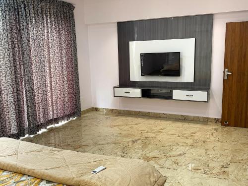 Malibu Point - Luxury Villa with Home Theater and Pool by Jaipur Farms