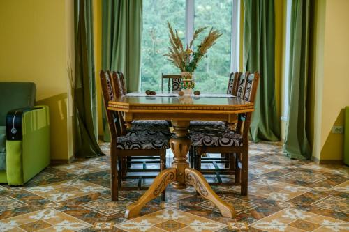 2 bedrooms, 4 beds