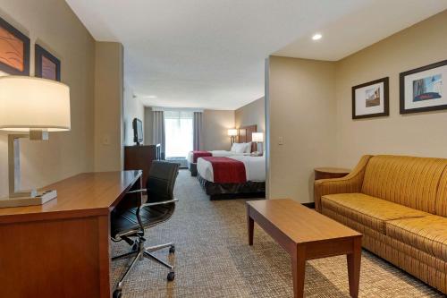 2 queen beds, 1 sofa bed