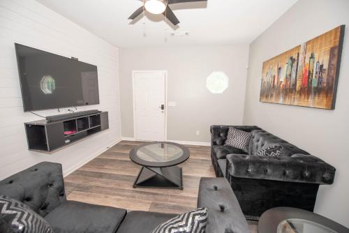 Campbellton rd APT A - Tap to explore photos