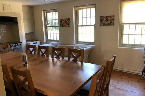 Iekārtas, Hall Cottage & gardens, & hard tennis court, Wighill, nr York and Leeds in Wighill