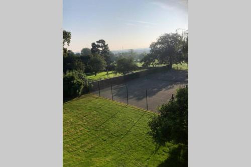 Dārzs, Hall Cottage & gardens, & hard tennis court, Wighill, nr York and Leeds in Wighill