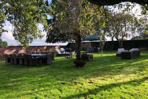 Dārzs, Hall Cottage & gardens, & hard tennis court, Wighill, nr York and Leeds in Wighill