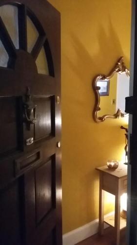 Edinburgh TWO BEDROOM apartment with free side street parking 24 hours, Edinburgh