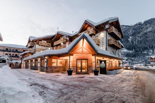 Albergo Dimaro Wellness Hotel - Tap to explore photos