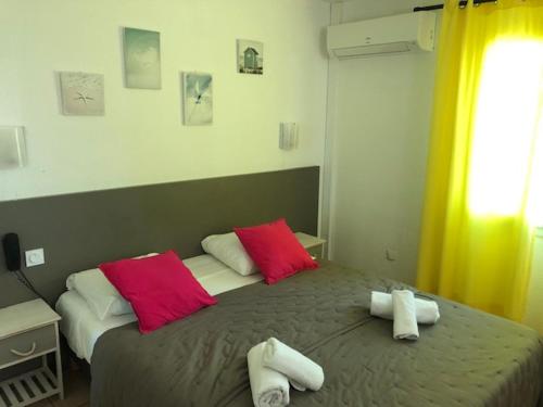 1 double bed, 1 twin bed