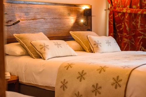 1 queen bed, 1 twin bed, 2 bunk beds