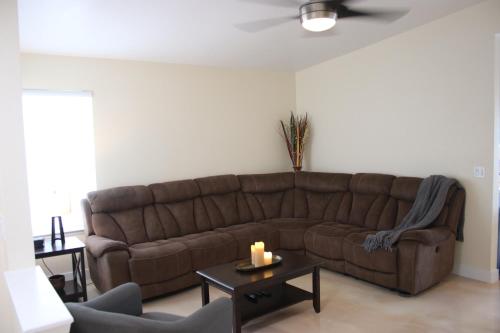 Newly Remodeled Family Friendly 3B/2B House thumb 2