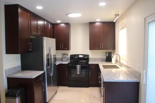 Newly Remodeled Family Friendly 3B/2B House thumb 3