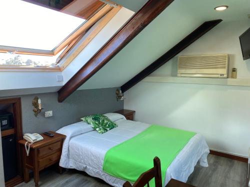 Single Room with Private Bathroom and Parking Included image 2