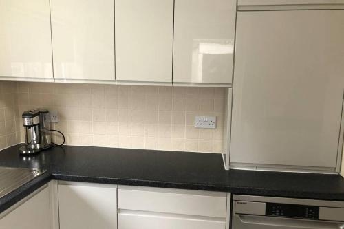 ห้องครัว, Charming just renovated 2 bed cottage in the centre of village in นอร์ธวิค