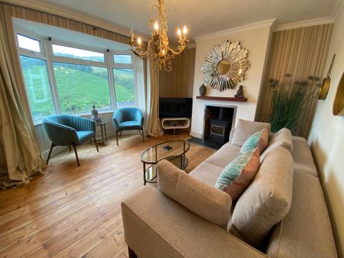 Beautiful 5 Bedroom with Log Fire, Amazing Water Views