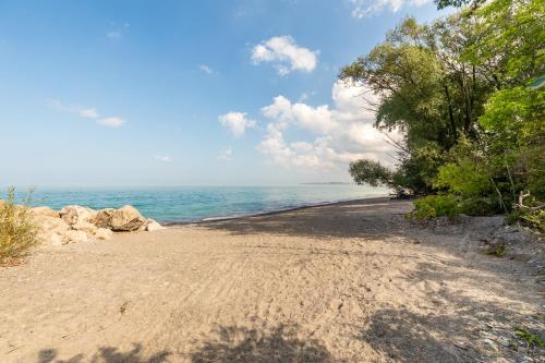 GLOBALSTAY Modern Townhomes in Lakeshore Steps to the Beach