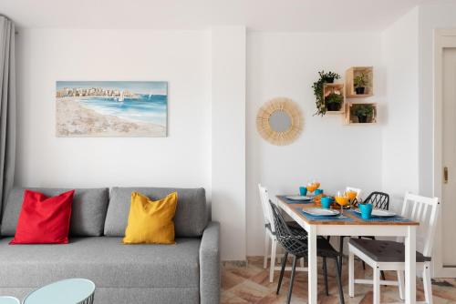 Romana Playa Marbella Vistas al Mar - Tap to explore photos
