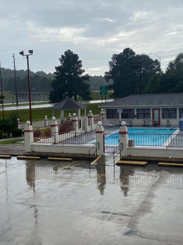 Zwembad, Americas Best Value Inn Meridian in Meridian