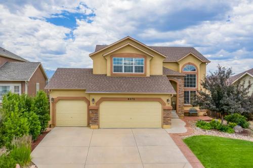 Desirable and Spacious with Mountain Views, Deck, Grill and Yard - Walk to coffee and ice cream! in Colorado Springs, USA