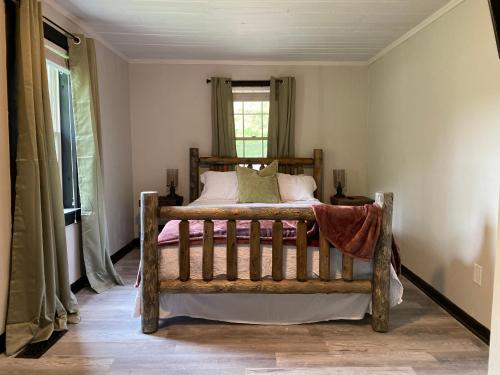 The Hillbilly Hideaway with Hot Tub, Creek, & Outdoor Games in Sevierville, USA