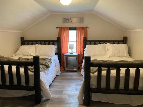 The Hillbilly Hideaway with Hot Tub, Creek, & Outdoor Games in Sevierville, USA