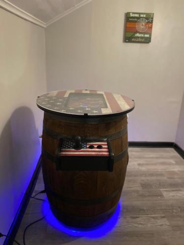 The Hillbilly Hideaway with Hot Tub, Creek, & Outdoor Games in Sevierville, USA