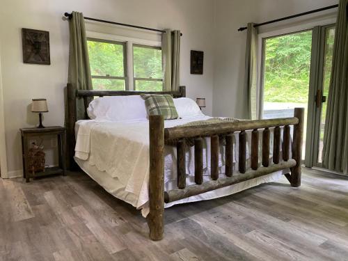 The Hillbilly Hideaway with Hot Tub, Creek, & Outdoor Games in Sevierville, USA