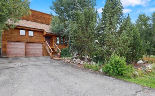 4 BDR Getaway Near Golf Course with Mountain Views