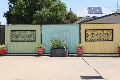 Kert, All Settlers Motor Inn Parkes in Parkes