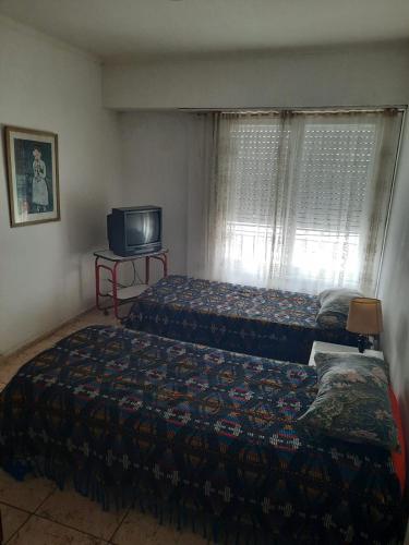 MARZO INDIVIDUAL Habitacion en casa de familia terminal nueva Wifi Tarjetas libre de impuestos y otr