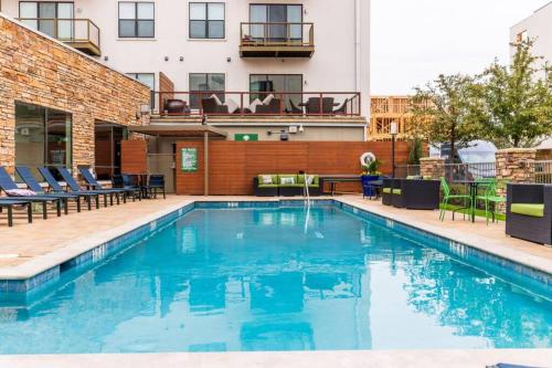 POOL VIEW TWO BEDROOM SUITE CENTRAL DALLAS FREE PARKING INTERNEt