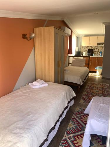 Tom Square Boutique Hotel Room Type - Triple Apartment with Terrace - Annex