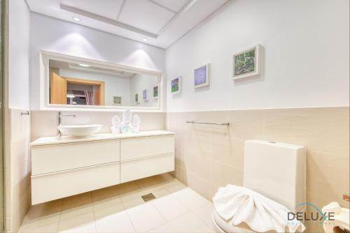 Lively 1 BR at Al Nabat Shoreline 8 Palm Jumeirah by Deluxe Holiday Homes, Dubai (Foto 5)