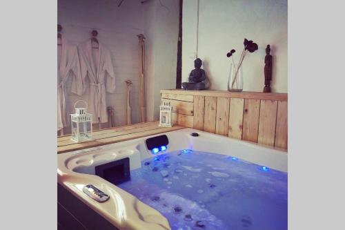 Gite de la Tour avec jacuzzi privatif et terrasse gîte à louer Sainte-Sigolène