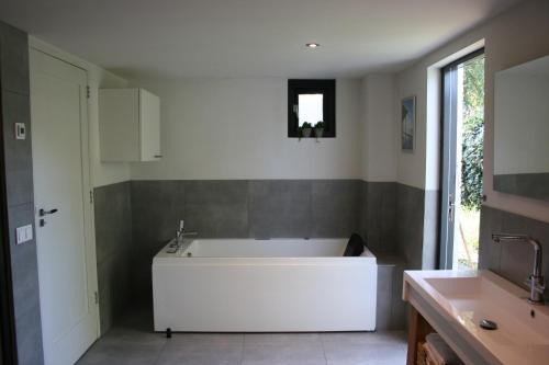 ห้องน้ำ, Luxe vakantiehuis met sauna De Barn Bergen in เคสท์