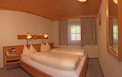 1 queen bed, 1 sofa bed