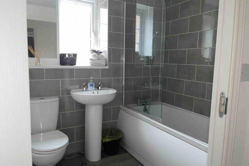 Lovely 2 double bedroom condo with Private Parking