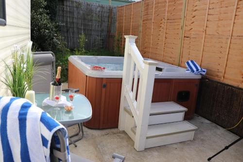 Palm 2 Park Home With Hot Tub, Swanage