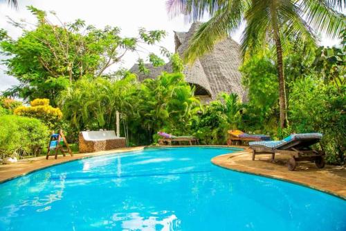 3 Bed Cottage Sleeps 6- Pool Chef Option Parking – khách sạn tại Miritini