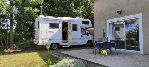 Charmant camping-car à la campagne gîte à louer Labessière-Candeil
