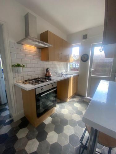 Modern 2 Bed Apartment Sleeps 3