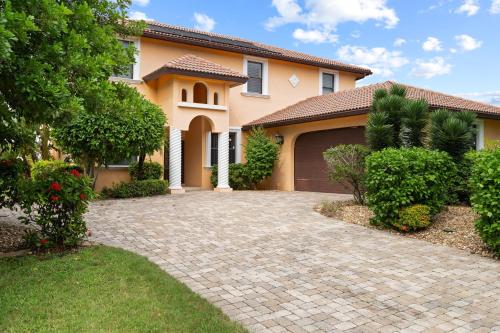 Stunning Waterfront Villa in Cape Coral with Lagoon Style Pool Spa and Boat Lift - image 7