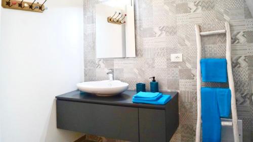 Bathroom, Antiche Mura Apartments"Nido di Puglia" monovano in Turi