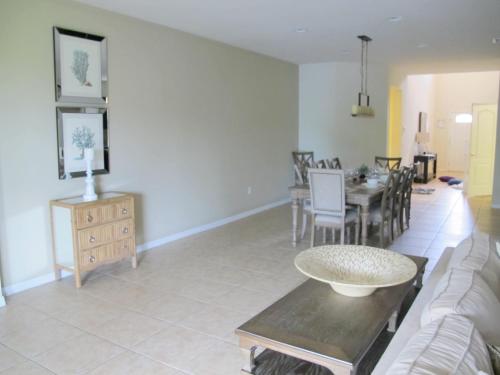 Amazing Windsor at Westside Private Pool Home