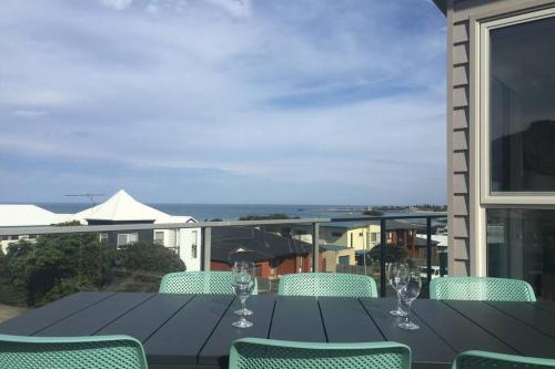 Ocean Loft - Oceanview ~Pet Friendly ~ Free Wifi