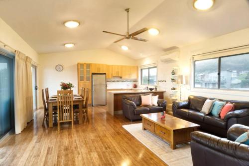 Beachside Bliss with Secure yard l Pet Friendly