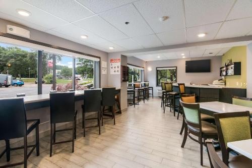 Clarion Pointe Jamestown - Falconer image 31